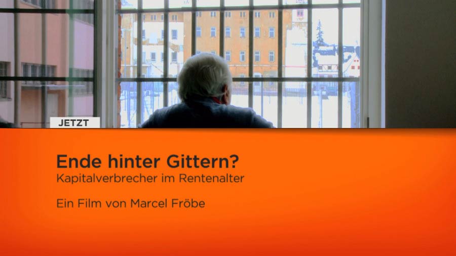 Screenshot des Film-Titels: "Ende hinter Gittern? Kapitalverbrecher im Rentenalter. Ein Film von Marcel Fröbe."
